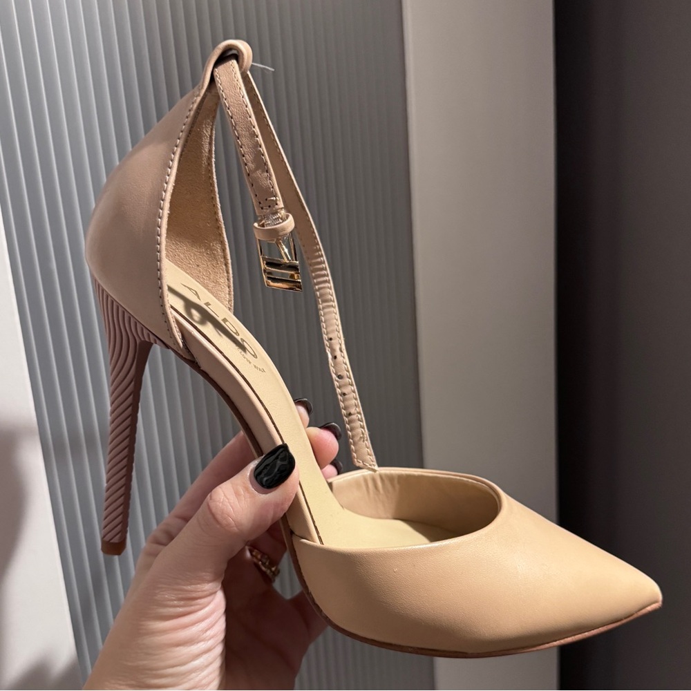 🆕 Leather Nude Pointy Toed Pumps Size 6.5